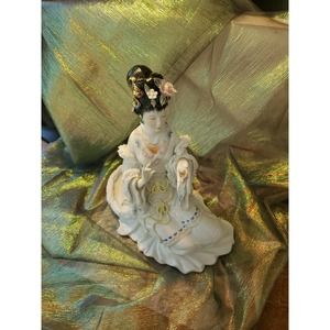 Chinese Geisha Girl Porcelain Figurine